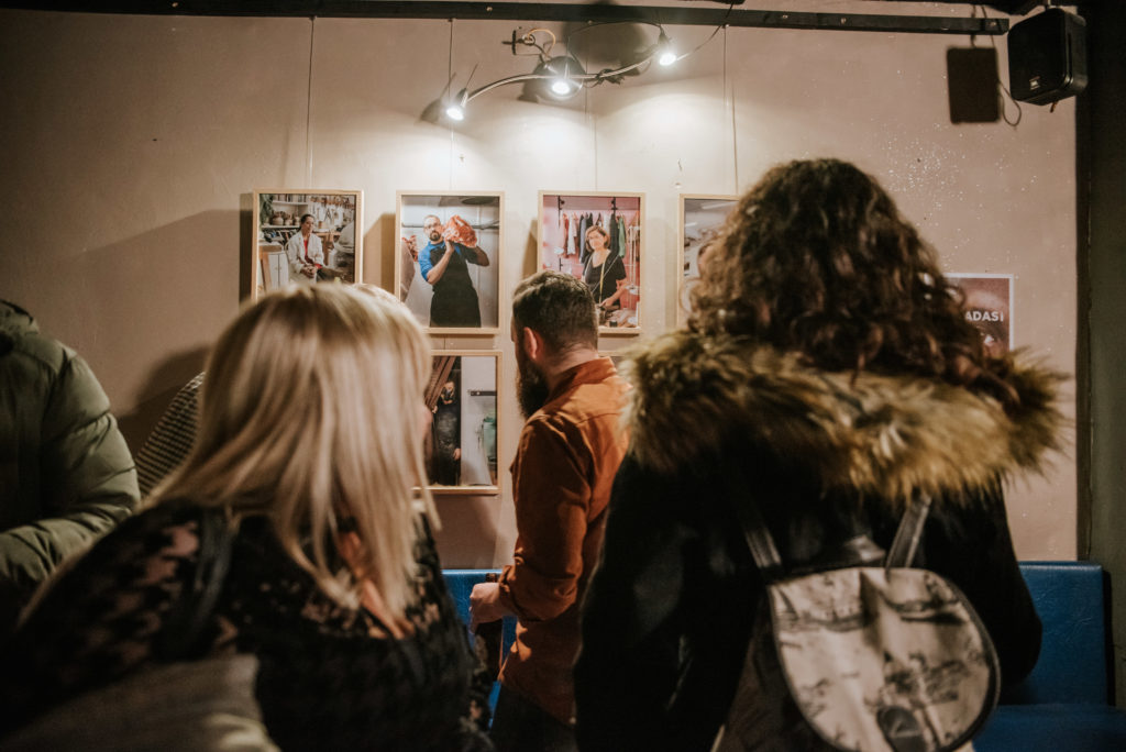 Vista exposición, Miradas, Murcia Inspira, Bar la Bohéme, Murcia, España, Enero 2020