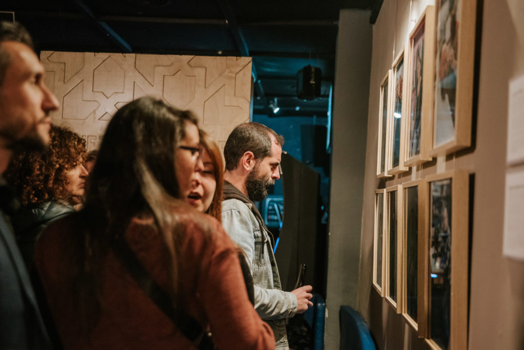 Vista exposición, Miradas, Murcia Inspira, Bar la Bohéme, Murcia, España, Enero 2020