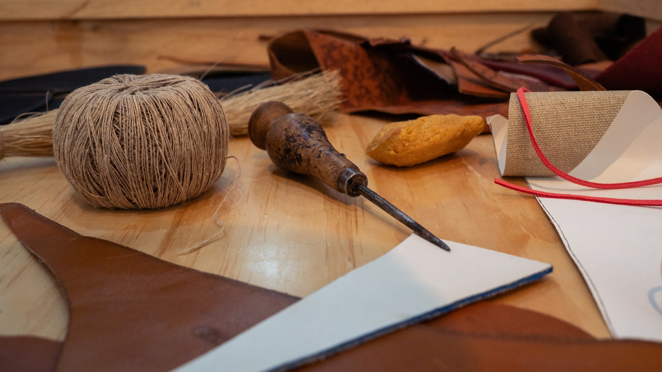 Herramientas e hilo del taller de reparación de calzado